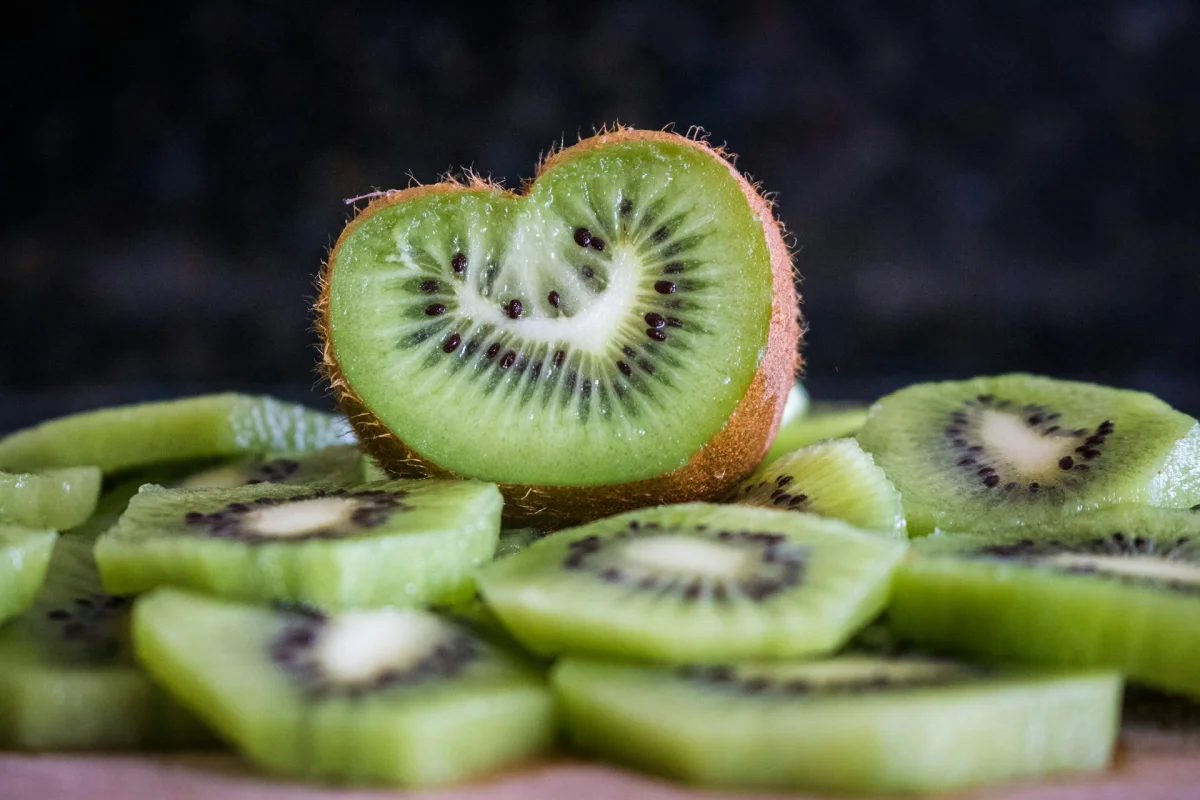 Kiwi – A bomba de vitamina C subestimada para o inverno e sua forma física