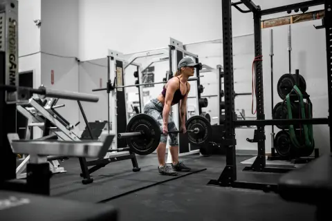 Deadlift – Güç, duruş ve kas gelişimi için kral egzersiz