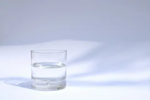 Acqua in estate – Perché un'adeguata idratazione è cruciale con il caldo